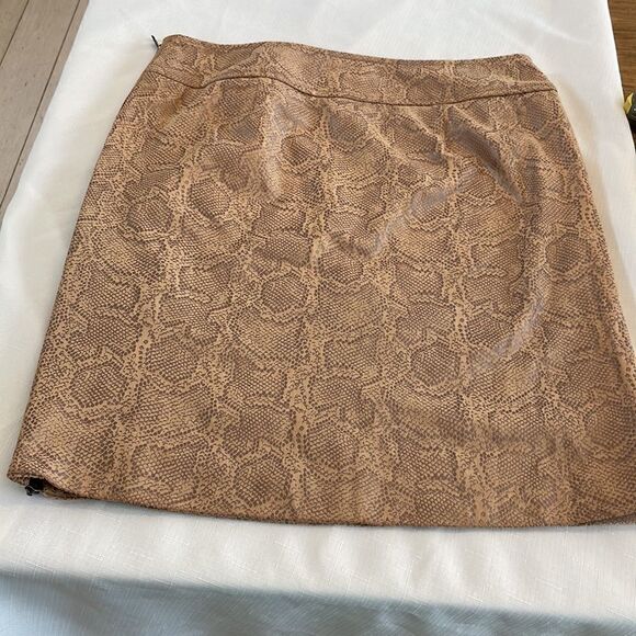 WOMAN BRAND SNAKE PRINT MACHINE WASHABLE MINI SKIRT.  NEW WITH TAGS - Picture 4 of 7